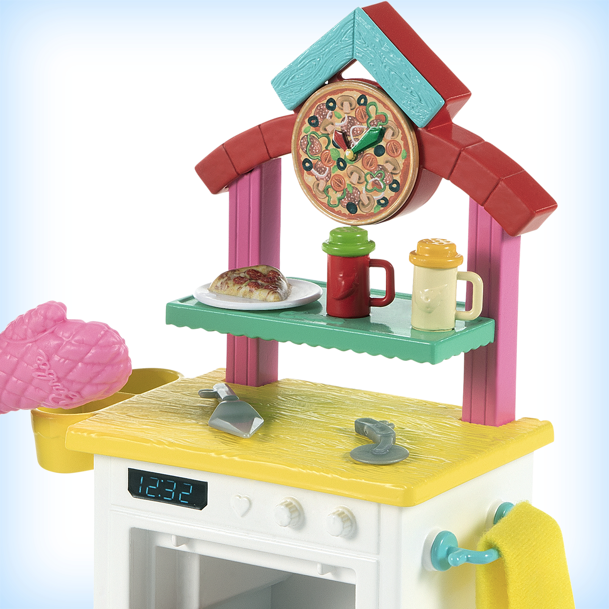 Zestaw zabawek kuchennych z zegarem w kształcie pizzy, czerwonym kubkiem i innymi akcesoriami kuchennymi.