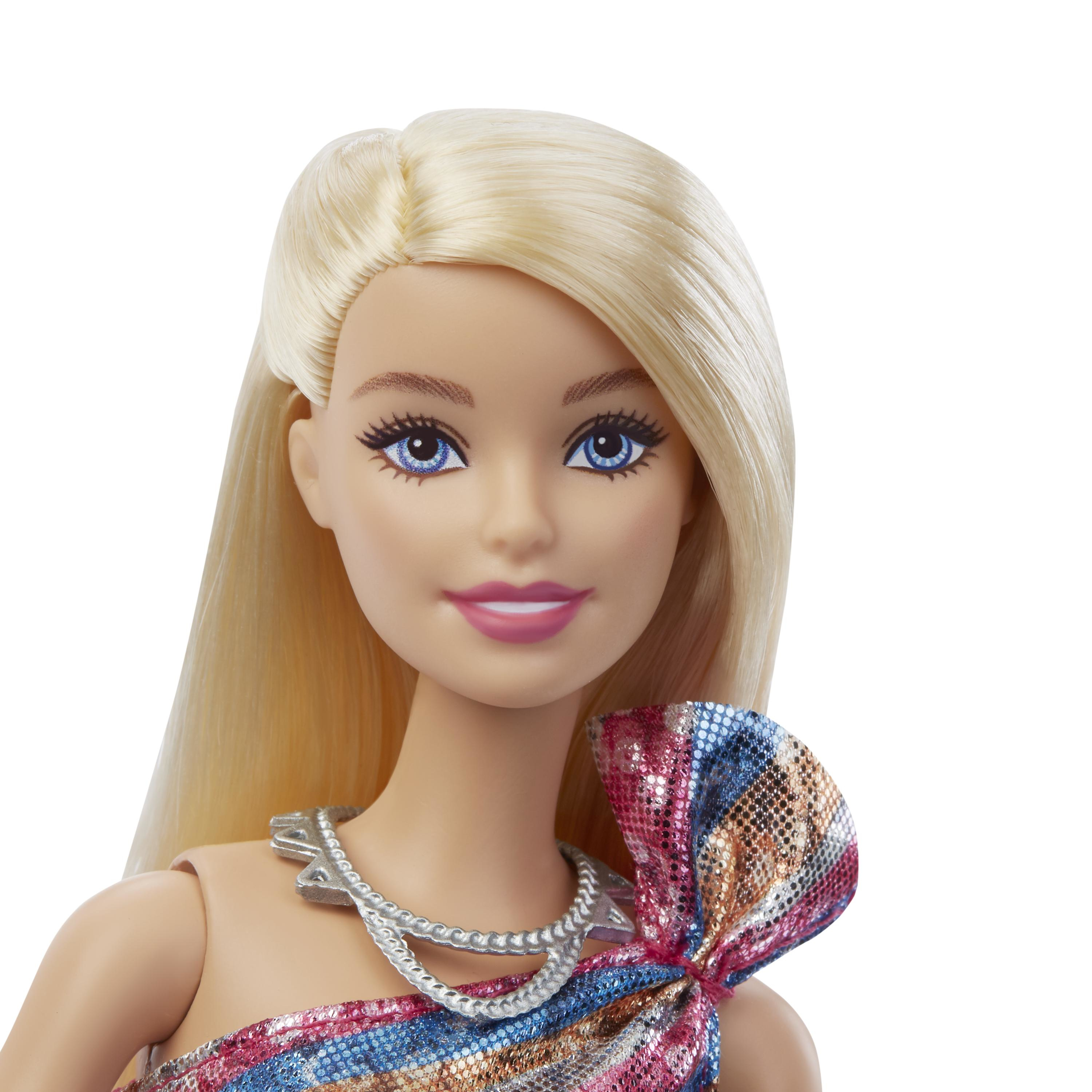 Blond Barbie z niebieskimi oczami, w kolorowej cekinowej sukni, uśmiechnięta.