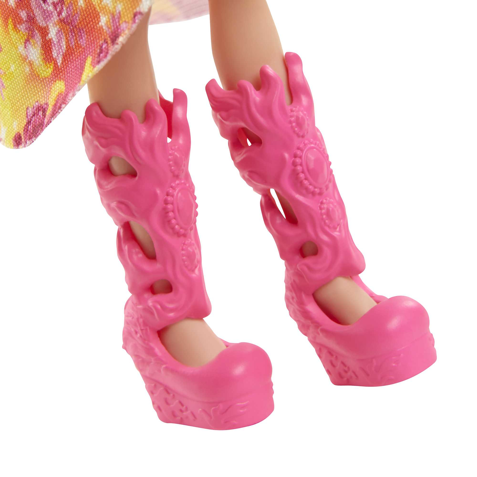 Nogi lalki w różowych, bogato zdobionych butach na wysokim obcasie. Buty mają wzorzysty design.