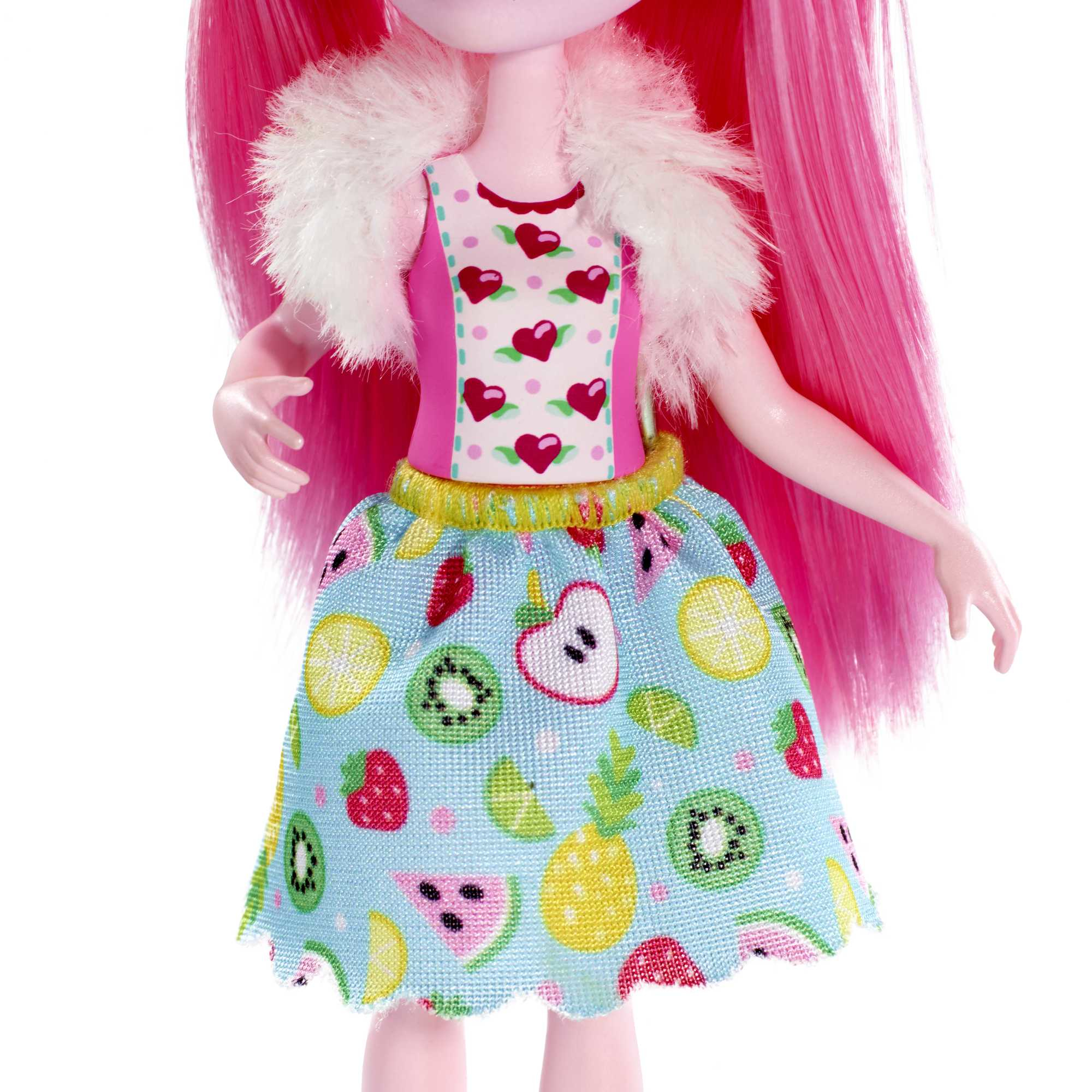 Lalka z różowymi włosami i sukienką we wzory owoców. Białe tło.