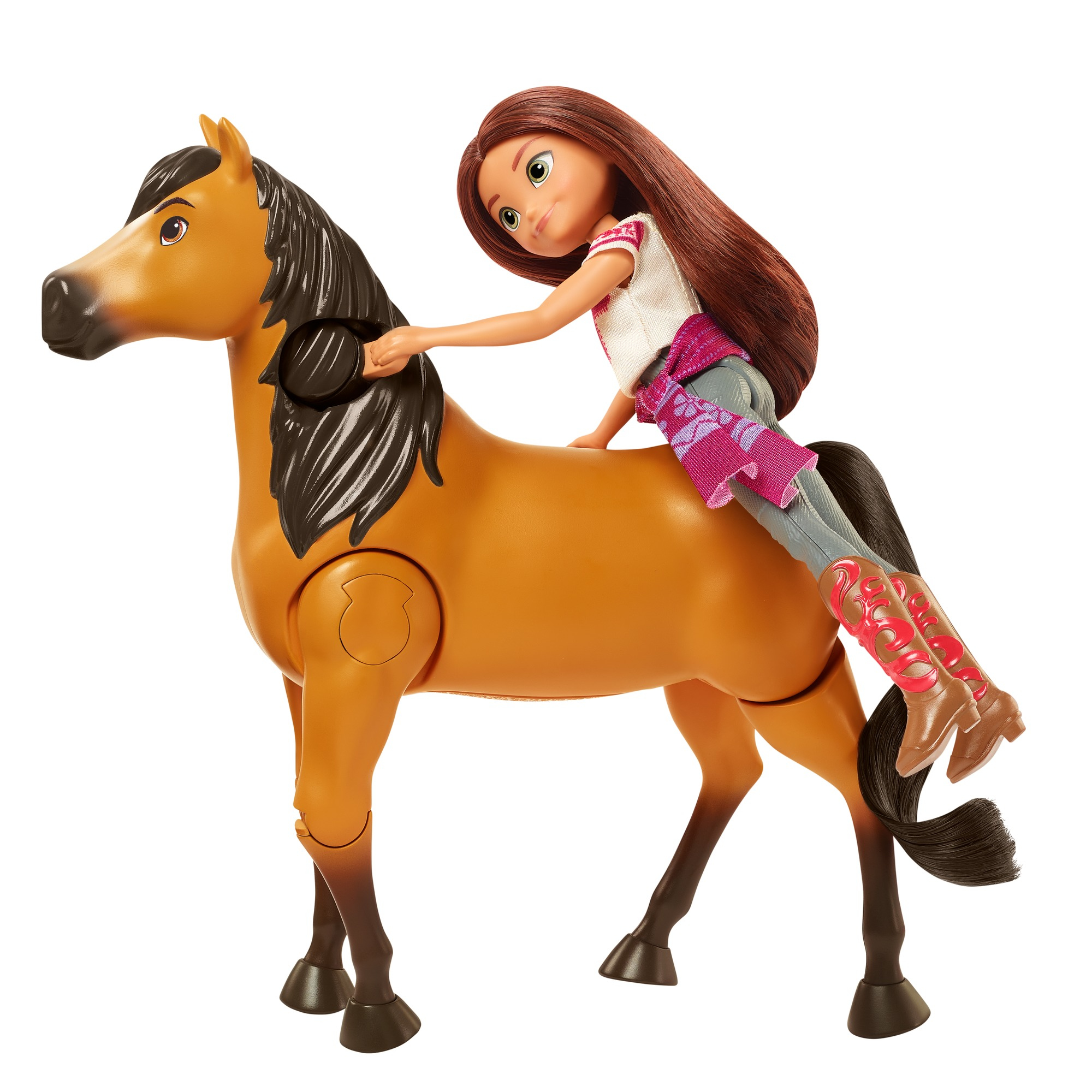 Lalka jedzie na brązowym koniu zabawkach. Lalka ma brązowe włosy i nosi buty.