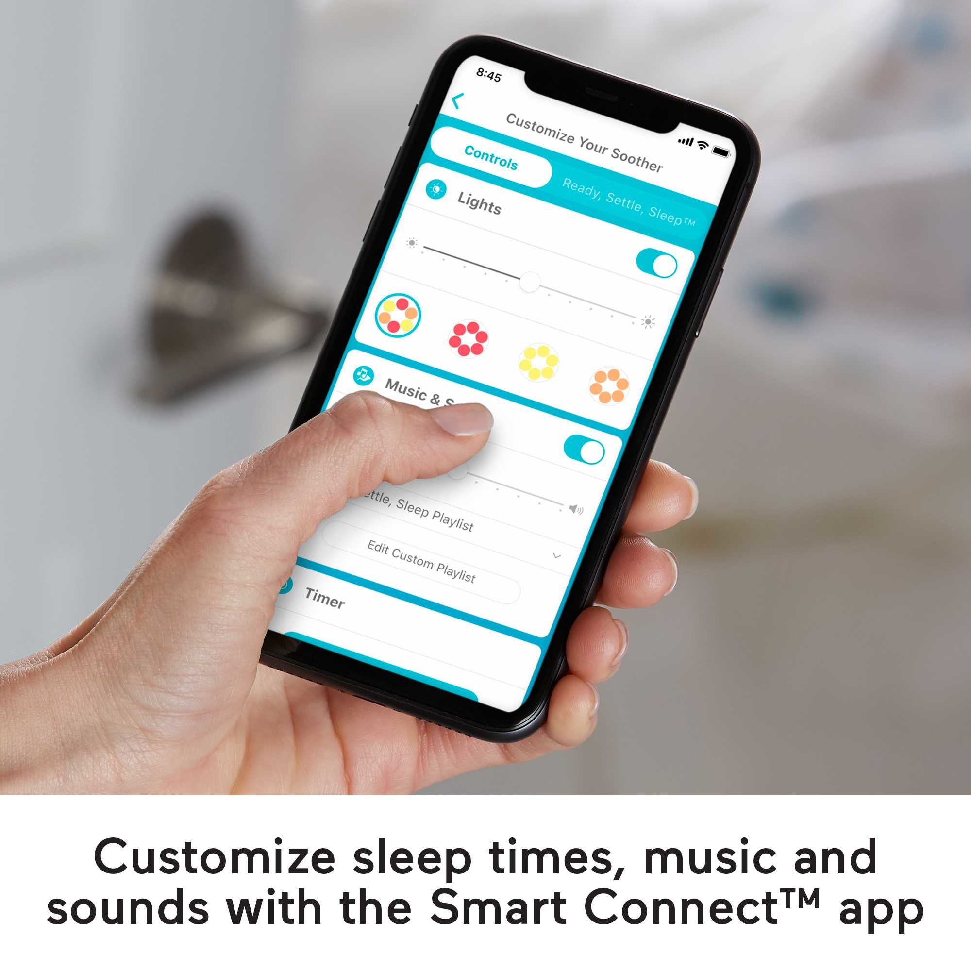 Eine Hand, die ein Telefon benutzt, das eine Schlaf-App mit Licht- und Tonsteuerung anzeigt.