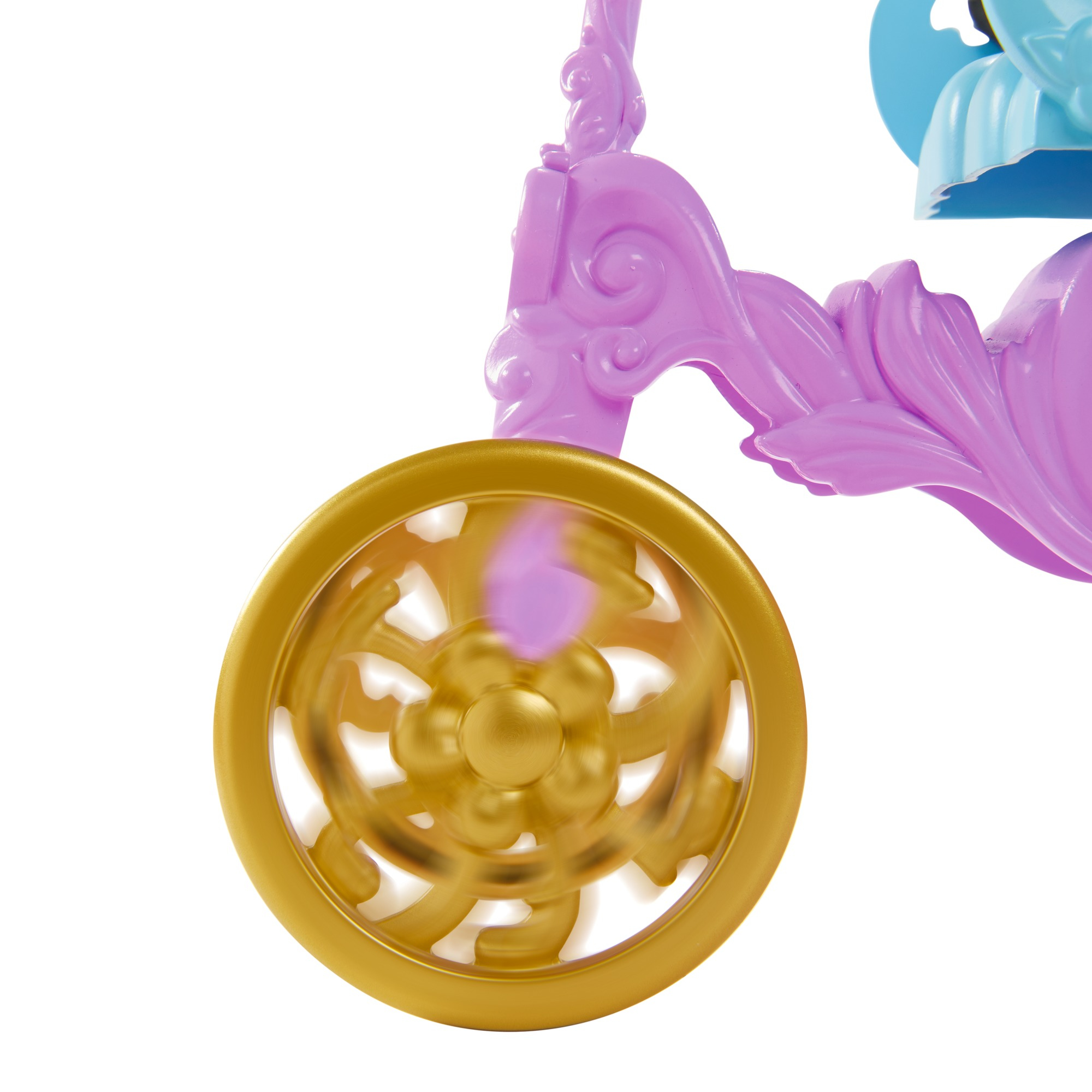 Zbliżenie obracającego się złotego koła wózka zabawkowego. Białe tło.