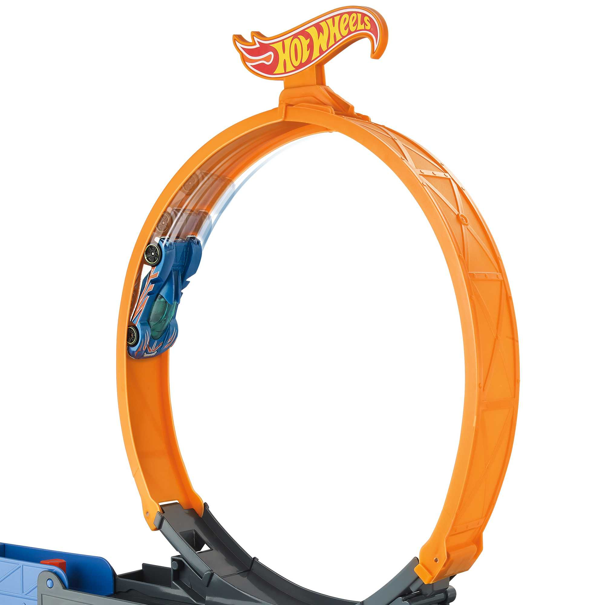 Une voiture Hot Wheels traversant une boucle orange. La boucle a un panneau Hot Wheels en haut.