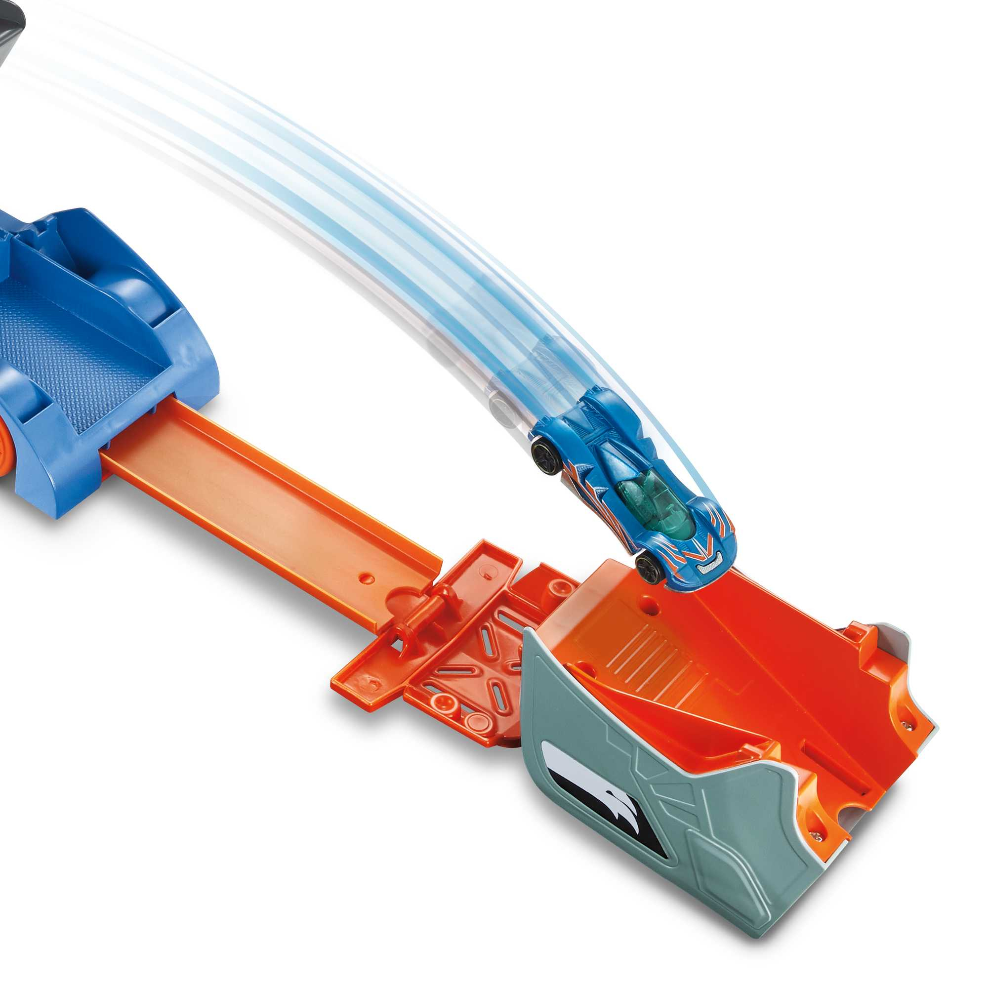 Circuit Hot Wheels: Voiture bleue lancée dans une boucle. Piste orange avec tête de requin grise.
