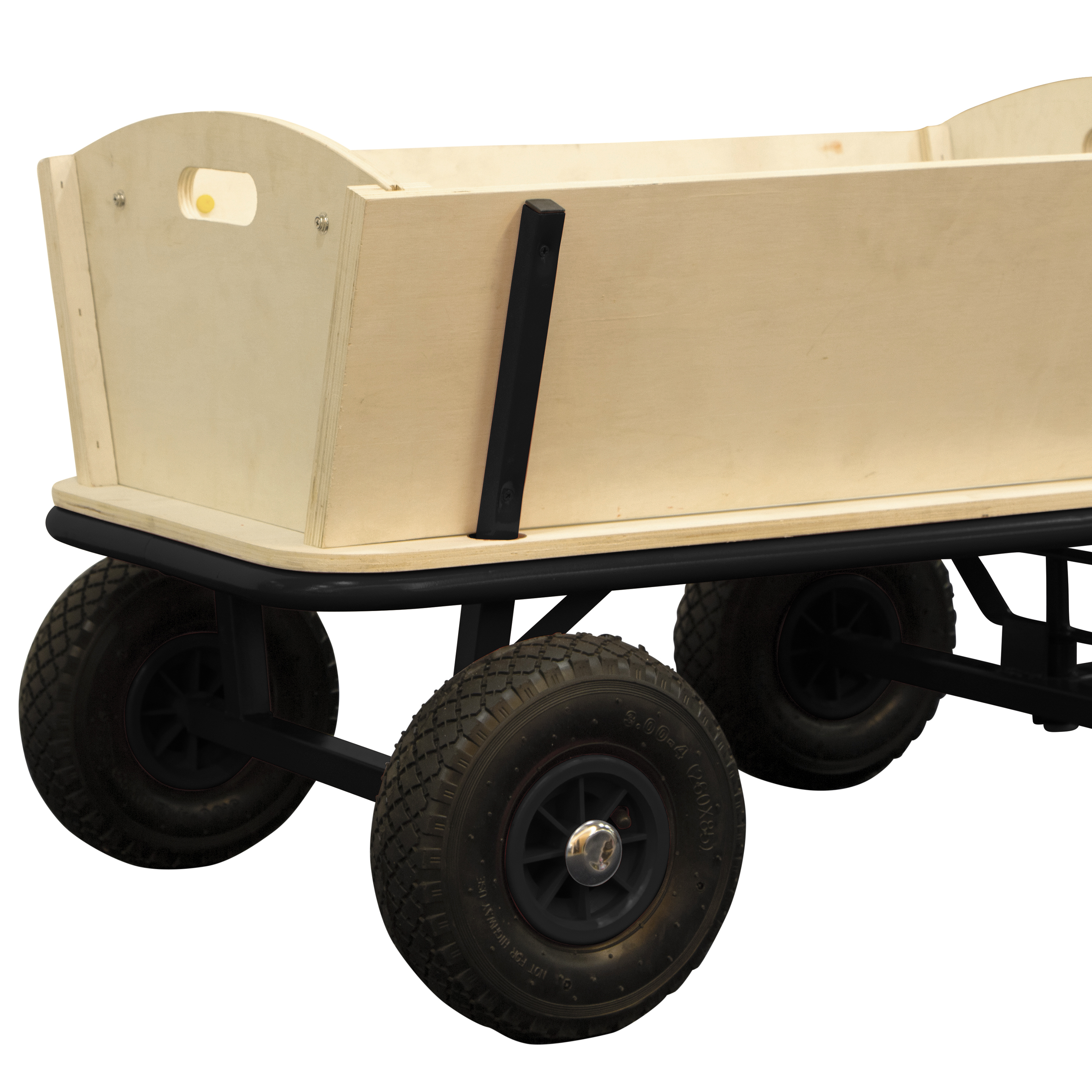 Ein Holz-Wagen mit schwarzem Metallrahmen und großen schwarzen Reifen vor weißem Hintergrund.