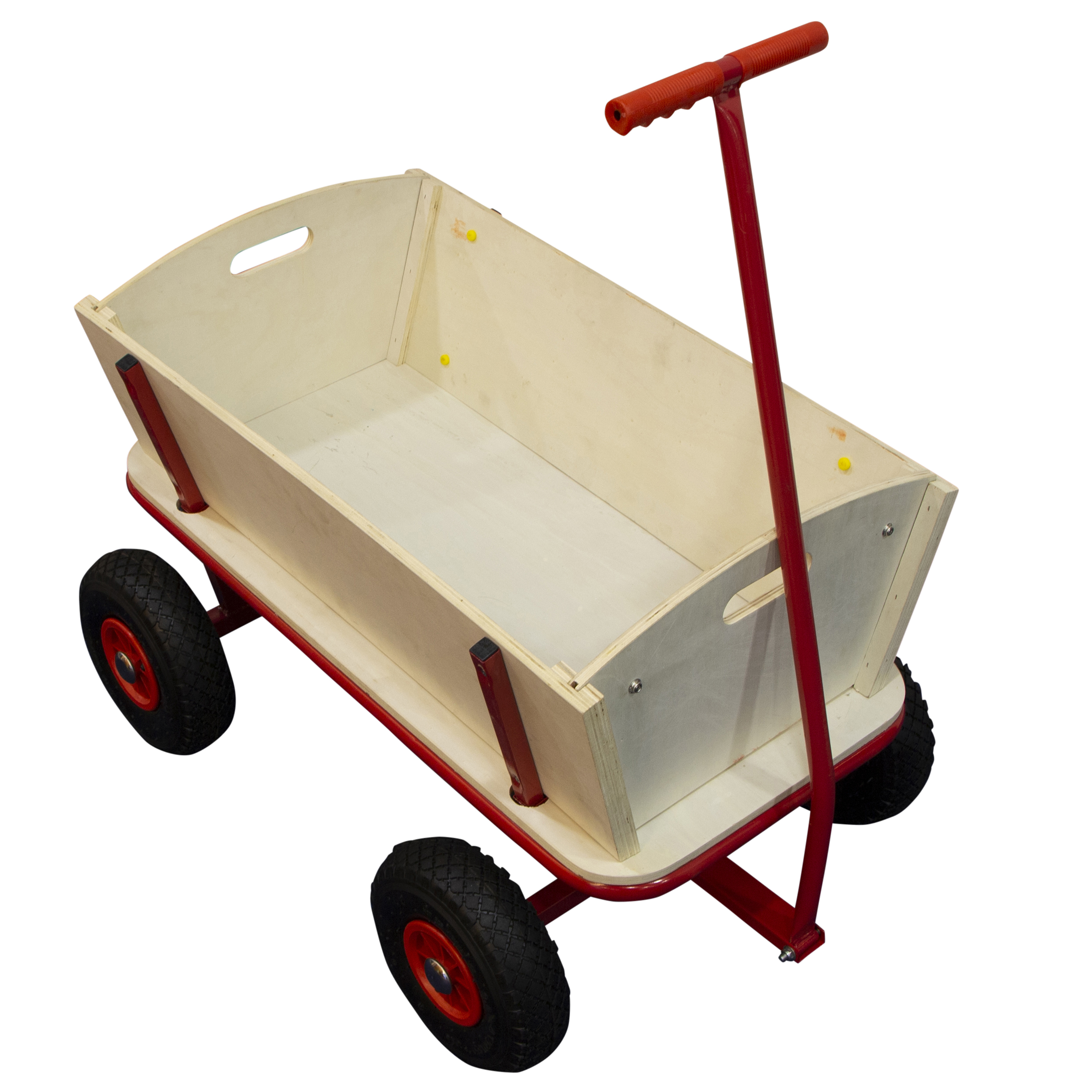 Ein hölzerner Spielzeugwagen mit rotem Rahmen, schwarzen Rädern und rotem Griff, isoliert auf weißem Hintergrund.