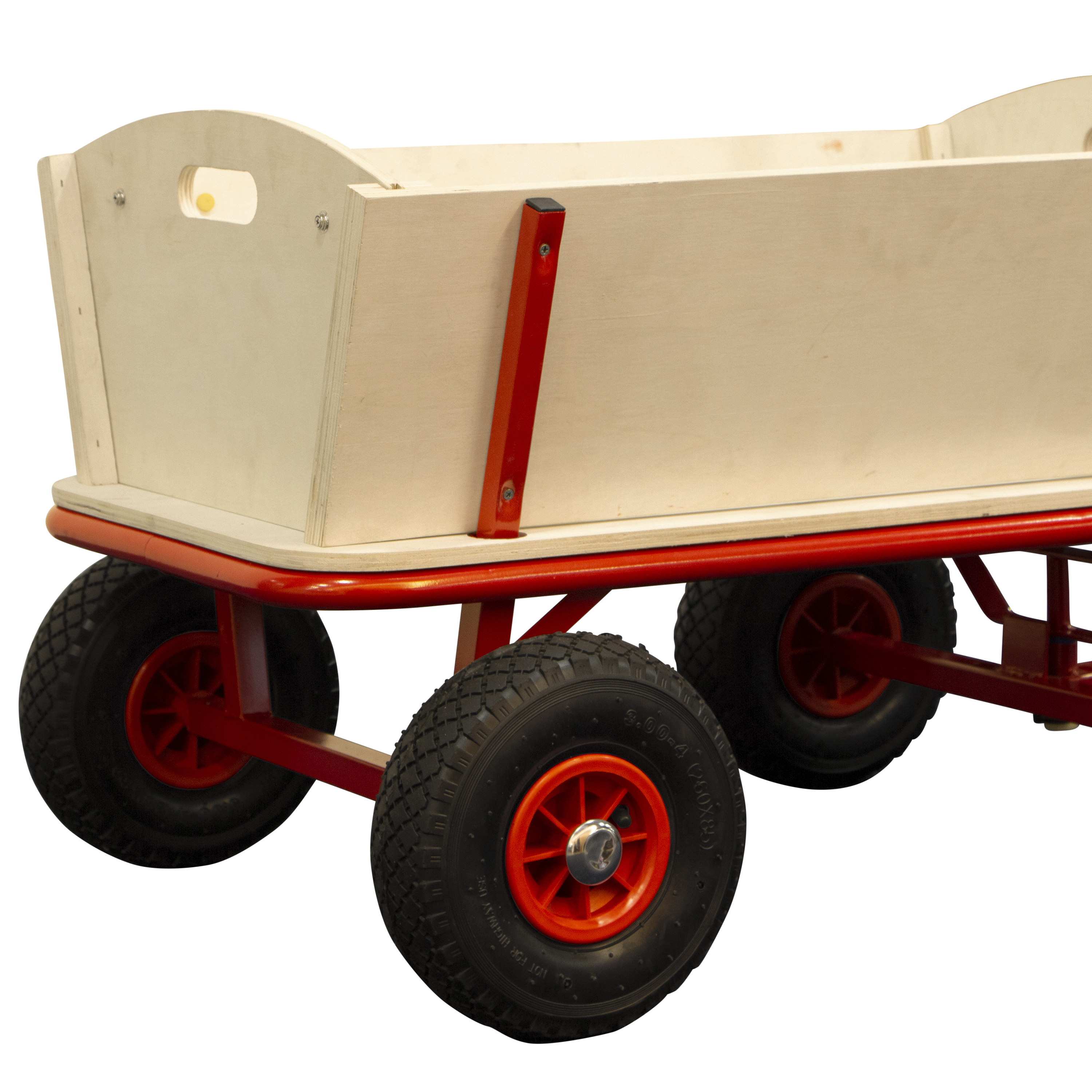 Holzwagen mit rotem Rahmen, großen schwarzen Reifen und seitlichen Griffen.