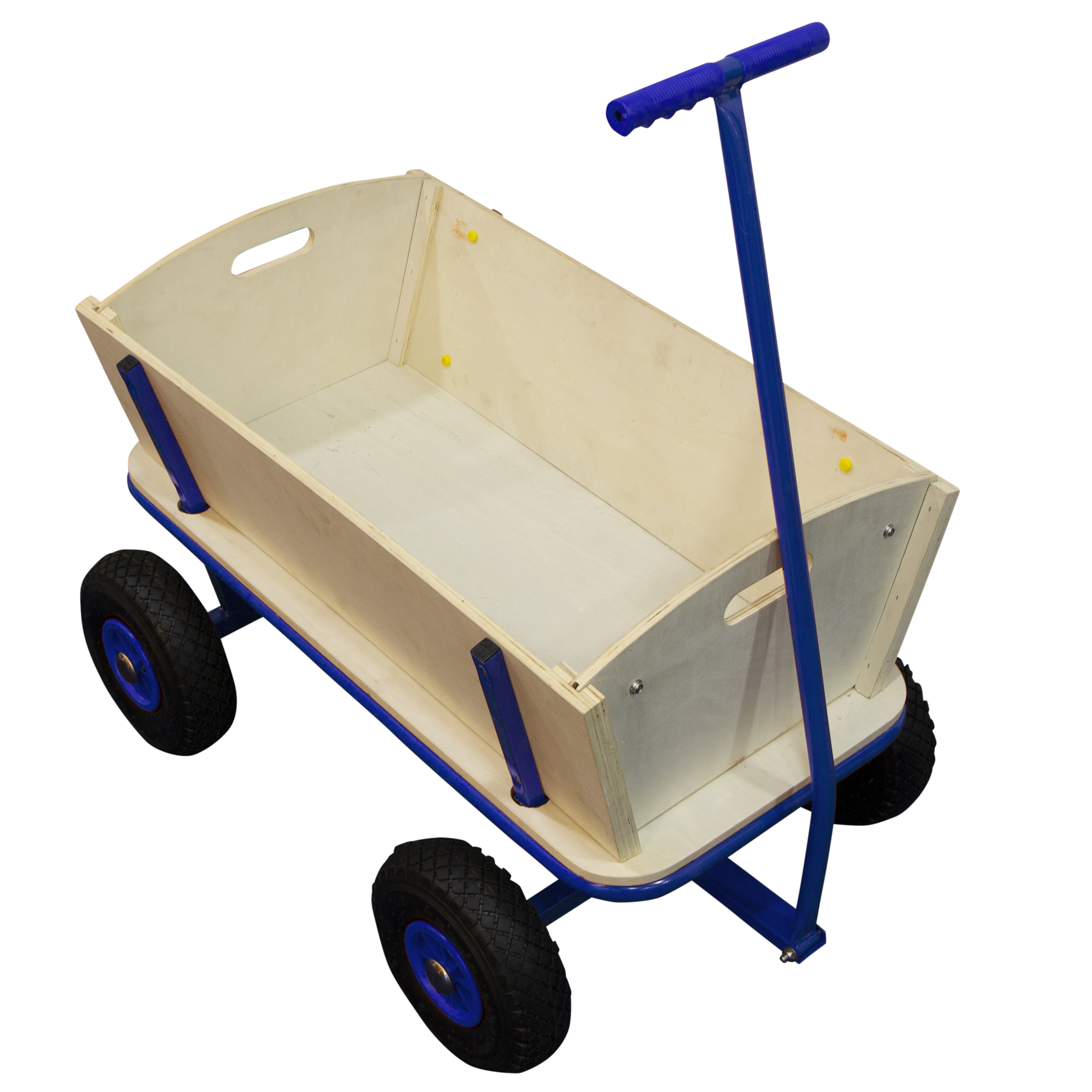 Ein Holzspielzeugwagen mit blauen Akzenten und schwarzen Reifen steht auf einer weißen Oberfläche.