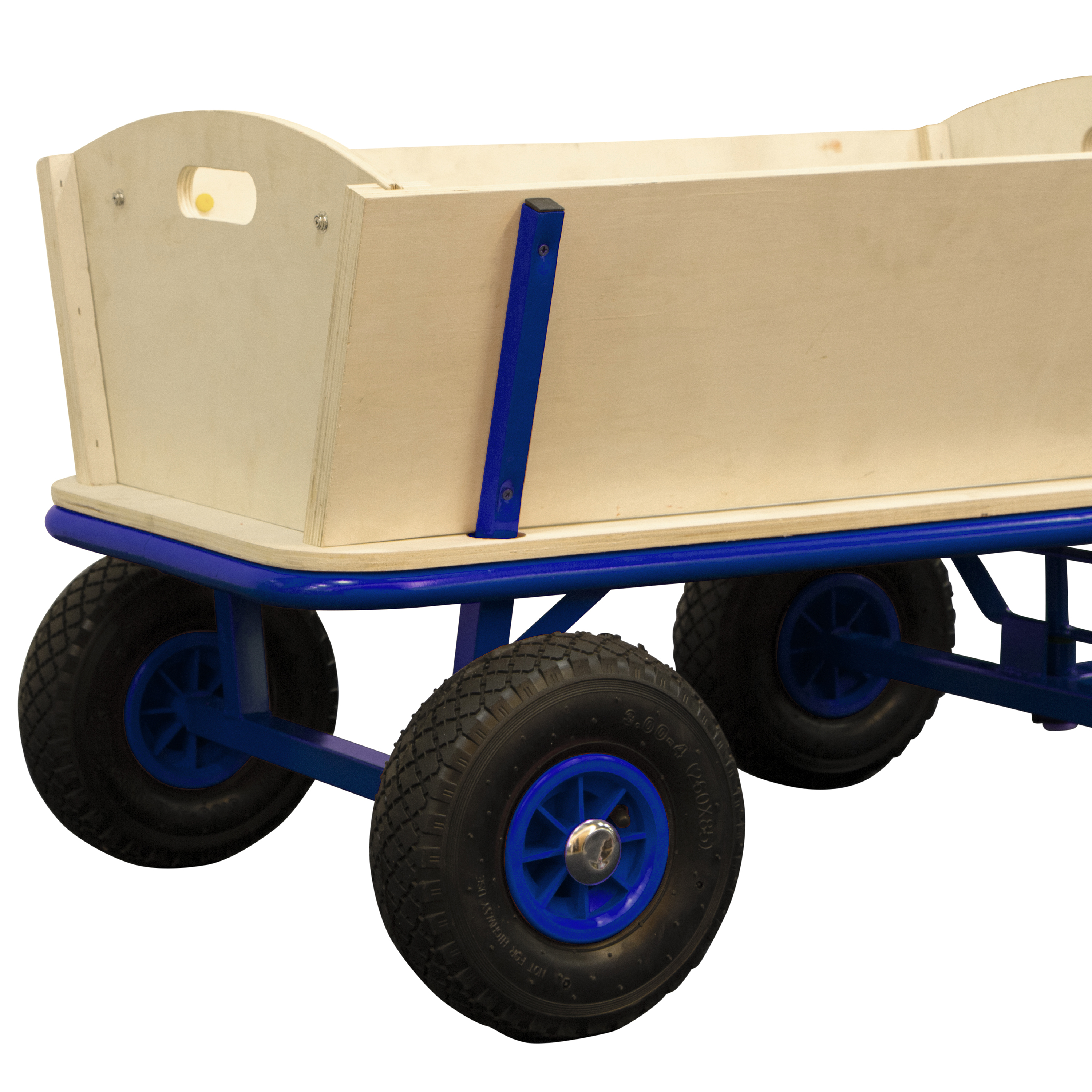 Holzwagen mit blauem Rahmen und Rädern. Er hat eine helle Holzkiste und große schwarze Reifen.