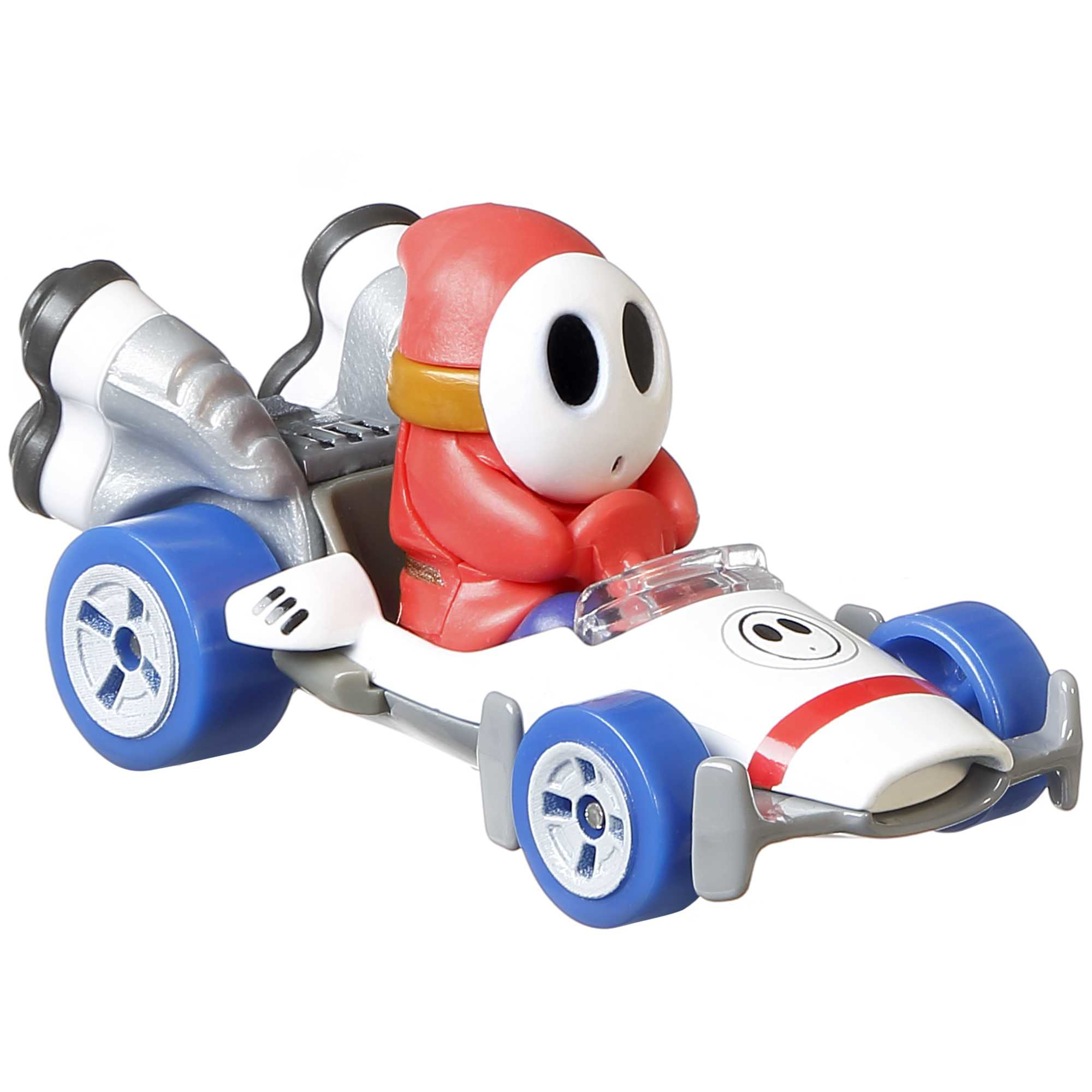 Shy Guy im roten Anzug in einem weiß-blauen Rennwagen-Spielzeug. Weißer Hintergrund.