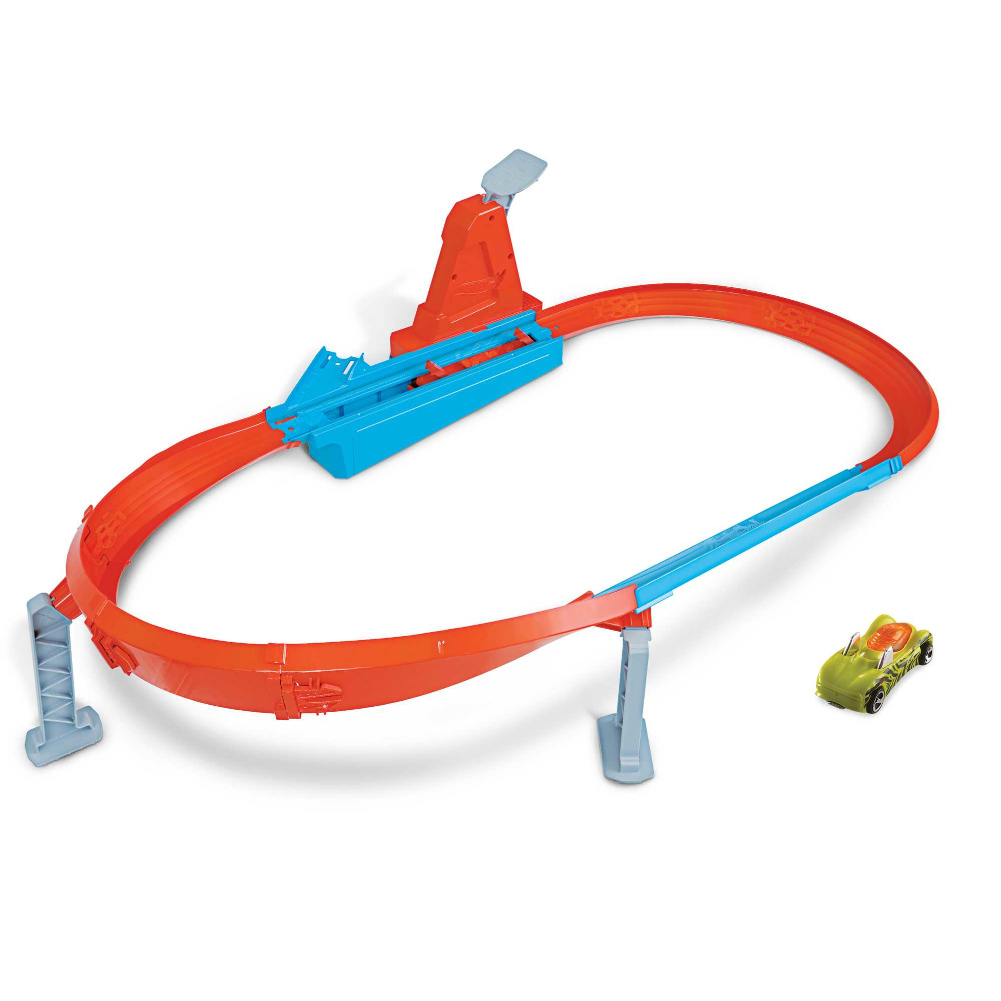 Una pista de carreras Hot Wheels con un bucle y un coche de juguete verde.