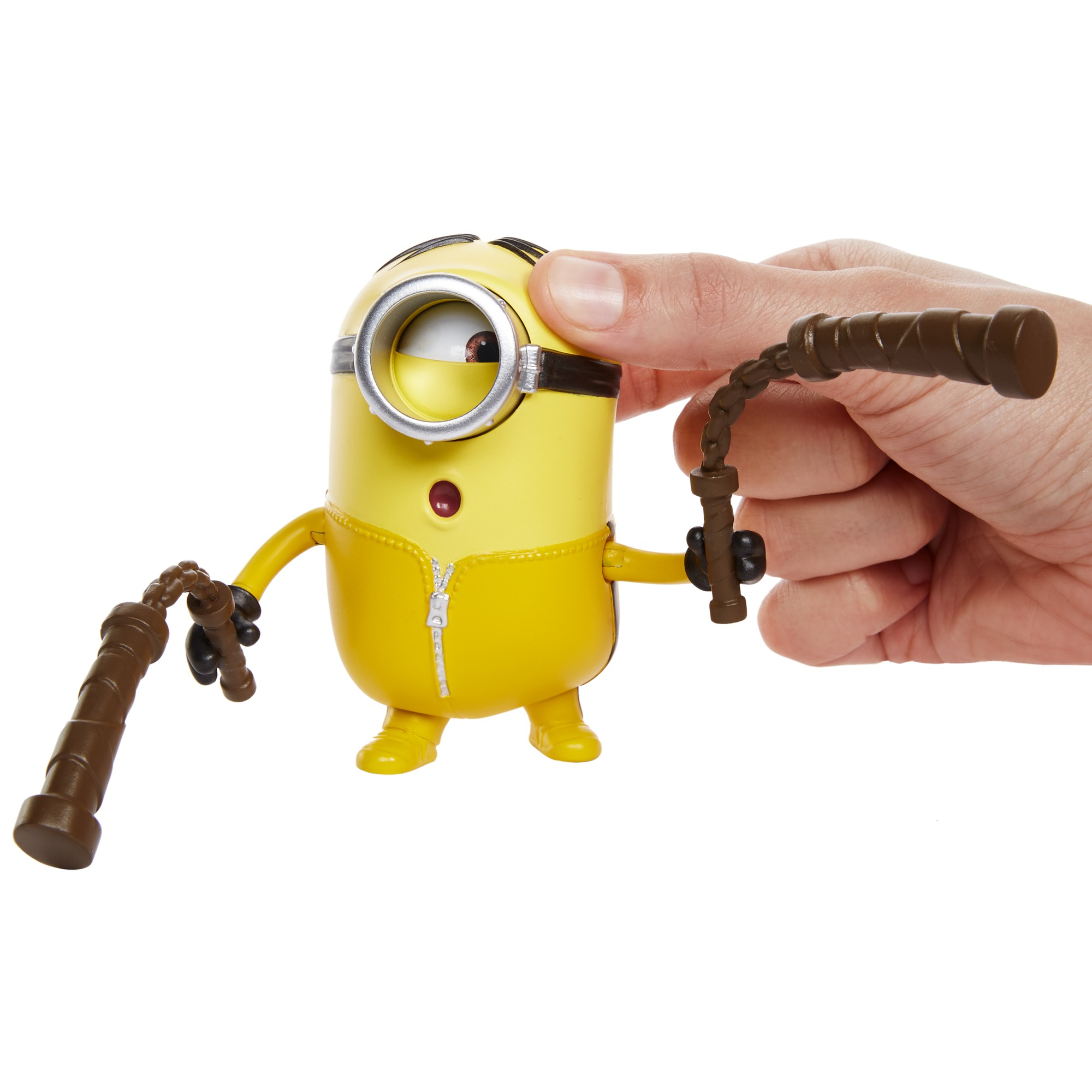 Minion-Spielfigur, die in einer Hand gehalten wird. Der Minion ist gelb und hat zwei braune Ketten.