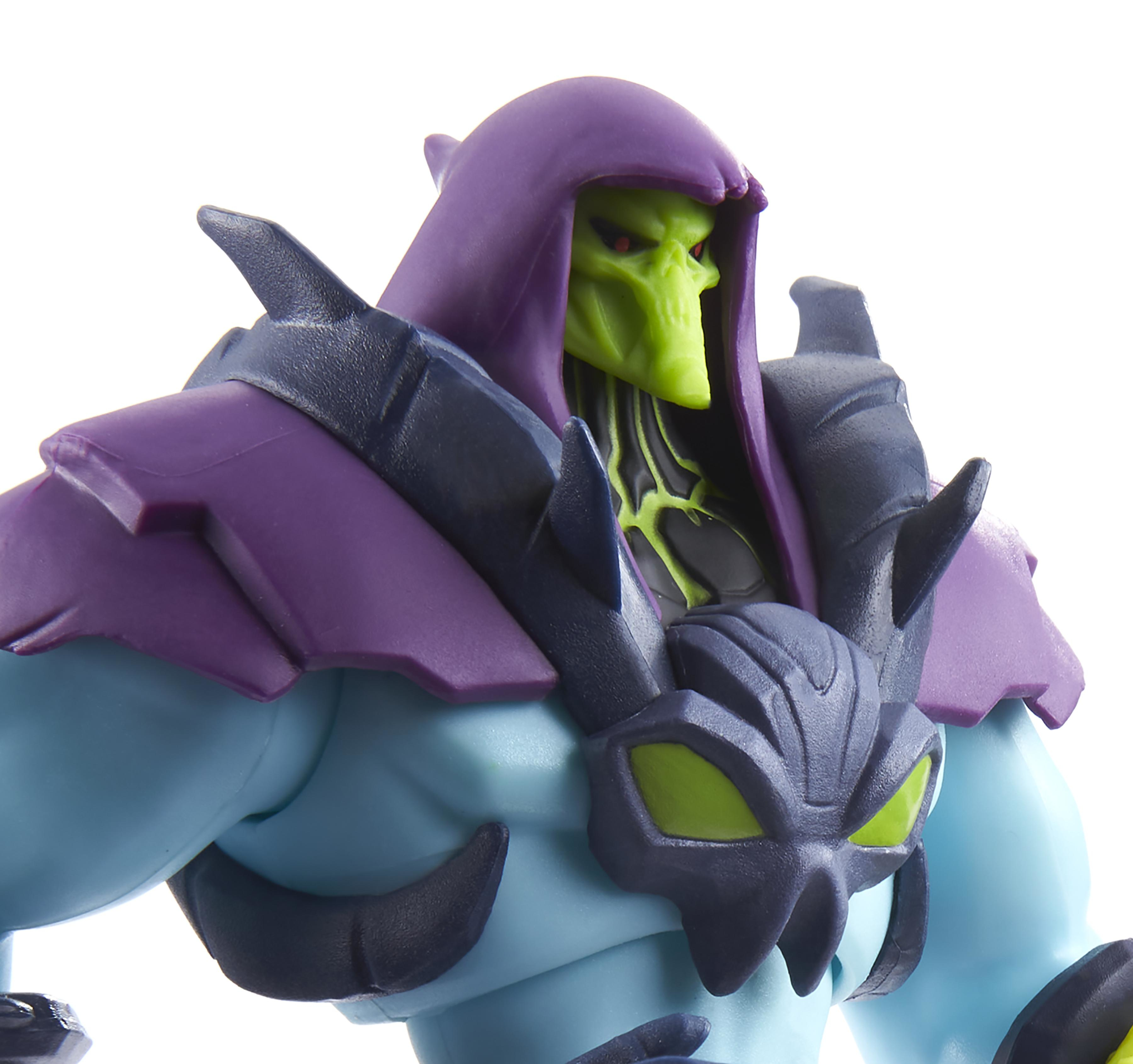 Primer plano de la cabeza y hombros de una figura de acción de Skeletor, con capucha morada y calavera verde.