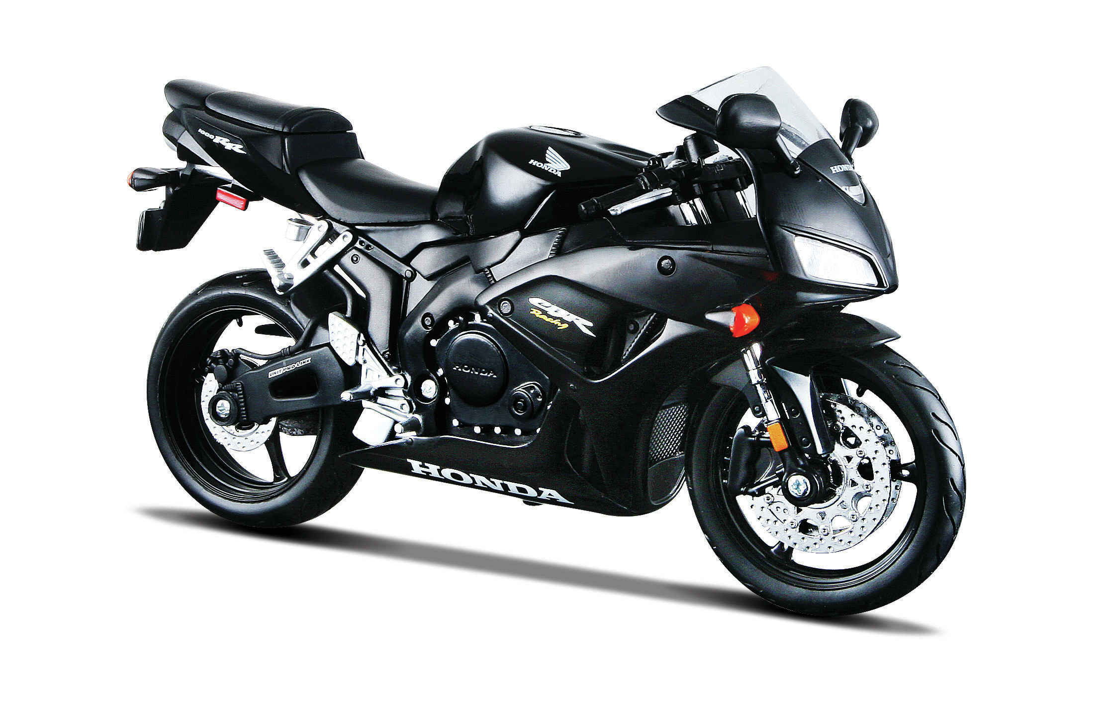 Schwarzes Honda CBR Motorrad auf weißem Hintergrund, nach rechts geneigt.