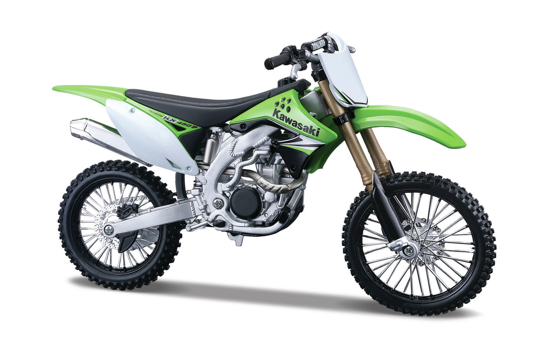 Grünes und weißes Kawasaki-Motorrad. Schwarze Reifen und Details. Weißer Hintergrund.