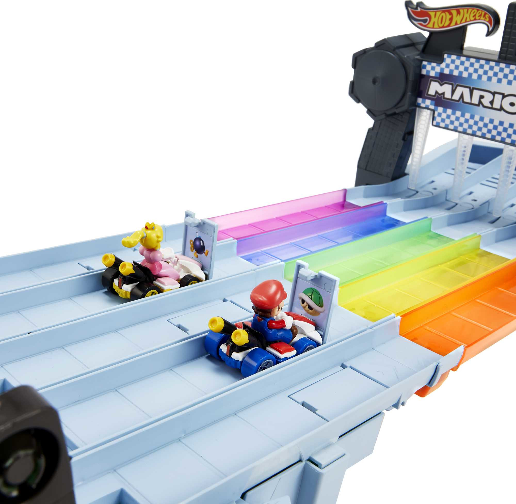 Tor Hot Wheels z dwoma samochodami Mario Kart. Jednym jest Peach, drugim Mario. Scena wyścigu.
