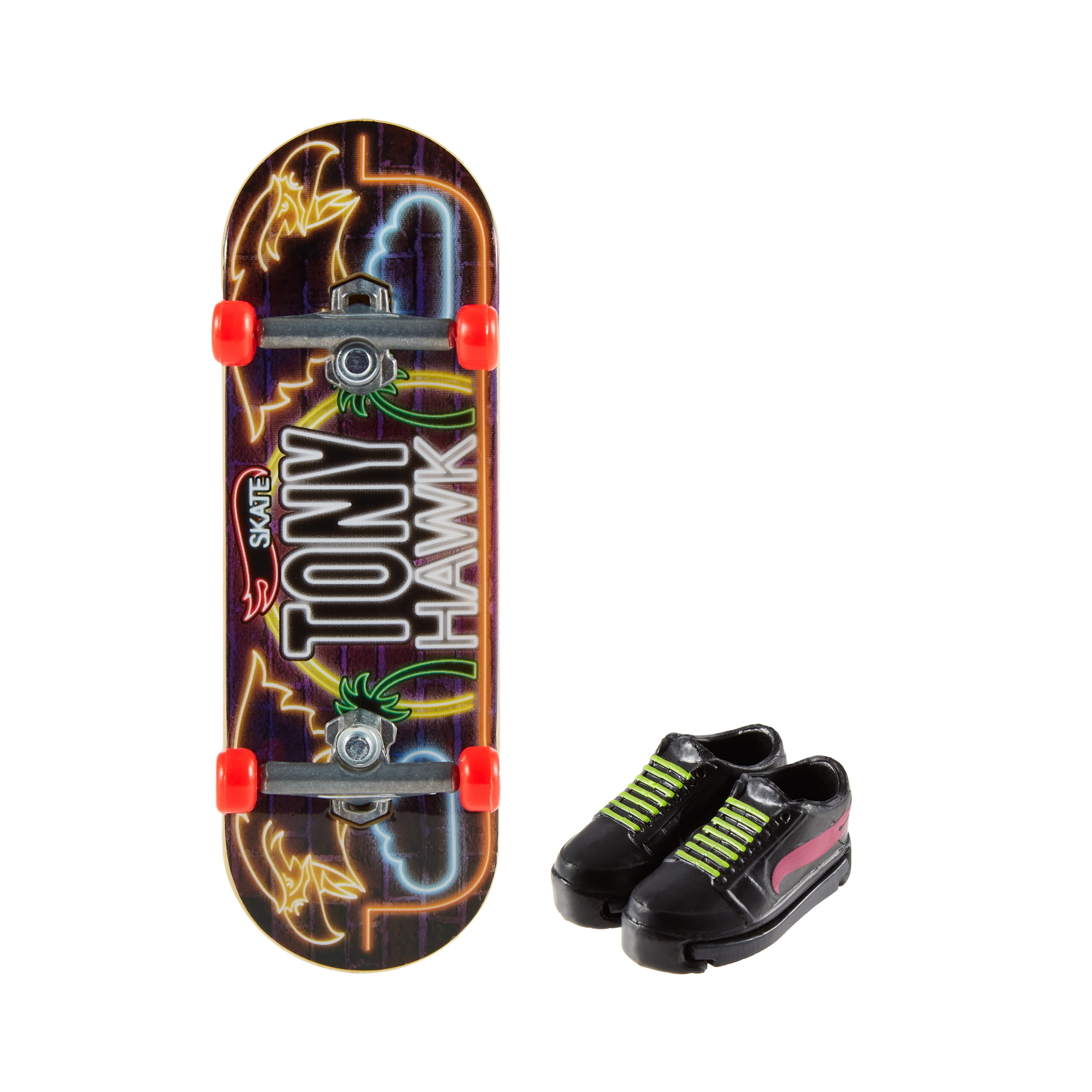 Deska Tony Hawk i czarne trampki z zielonymi sznurowadłami. Deskorolka ma neonowe grafiki.