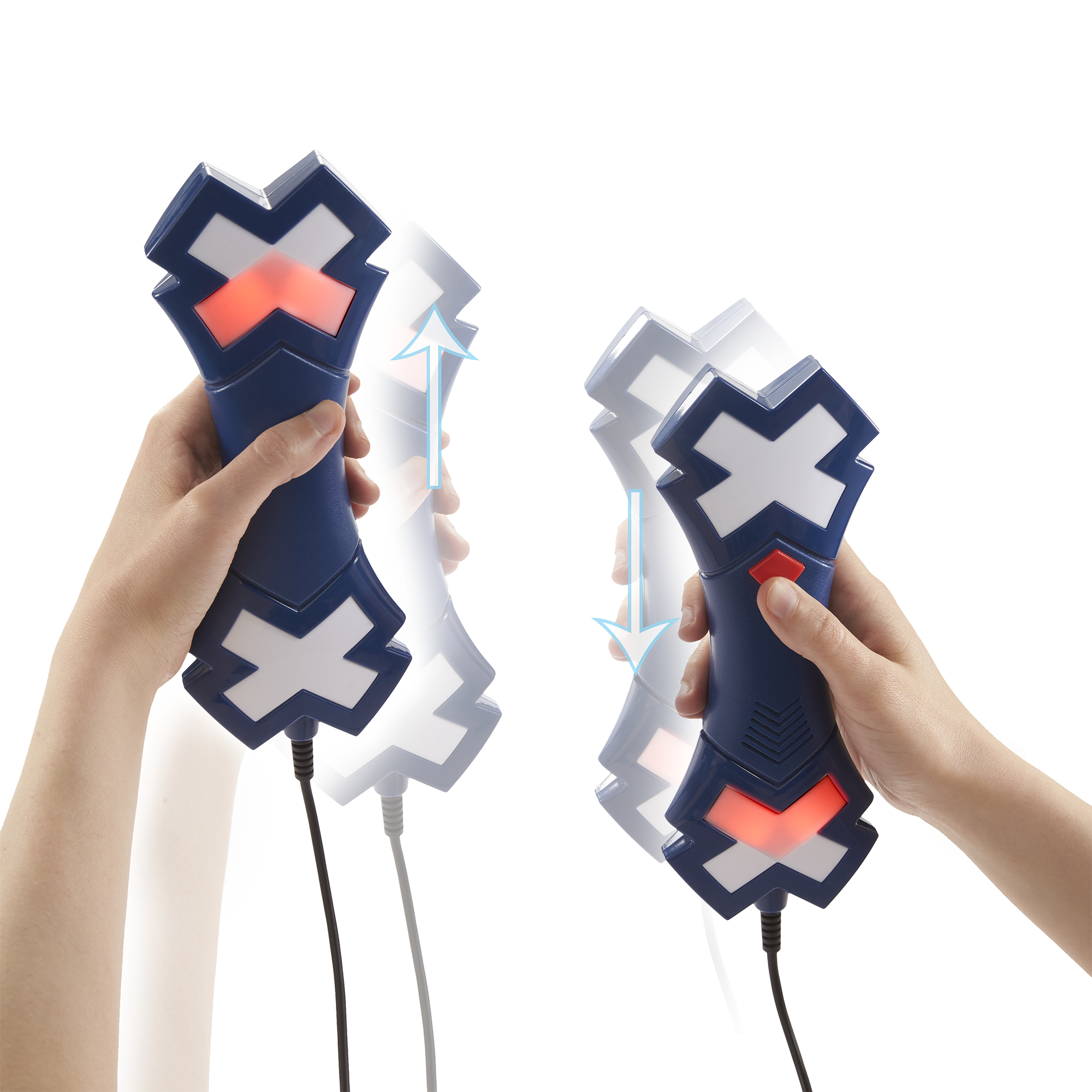 Dłonie trzymające niebieskie urządzenie z białymi i czerwonymi światłami. Kabel jest podłączony do urządzenia.