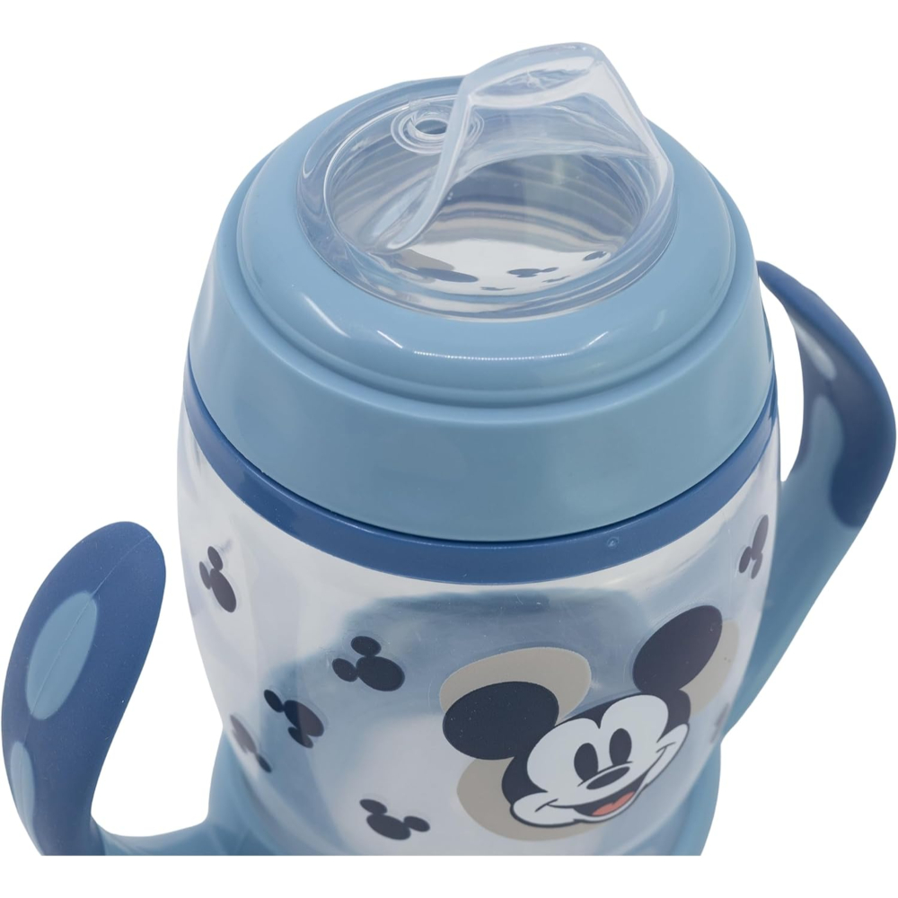 Un biberón azul con un diseño de Mickey Mouse, una tetina transparente y un asa.