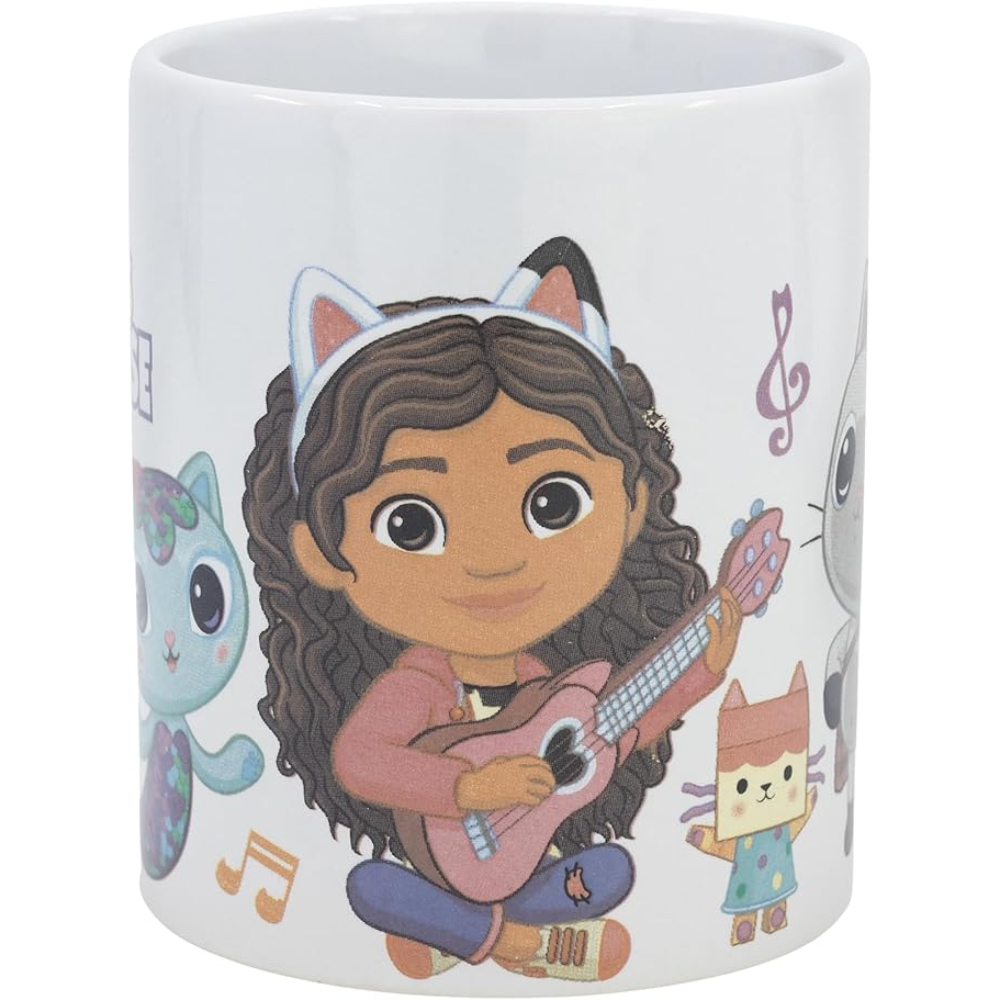 Una taza blanca con Gabby y sus amigos. Gabby toca un ukelele rosa. Otros personajes incluyen un gato, una criatura azul y un gato robot.