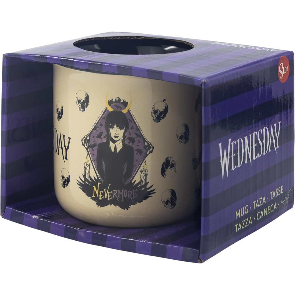 Taza de Wednesday en una caja, con el personaje y calaveras.