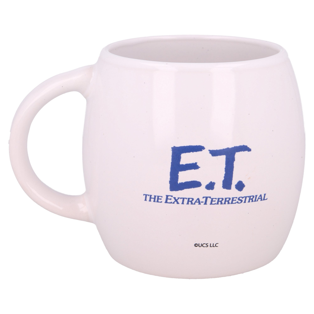 Una taza blanca con "E.T. The Extra-Terrestrial" escrito, de la película.