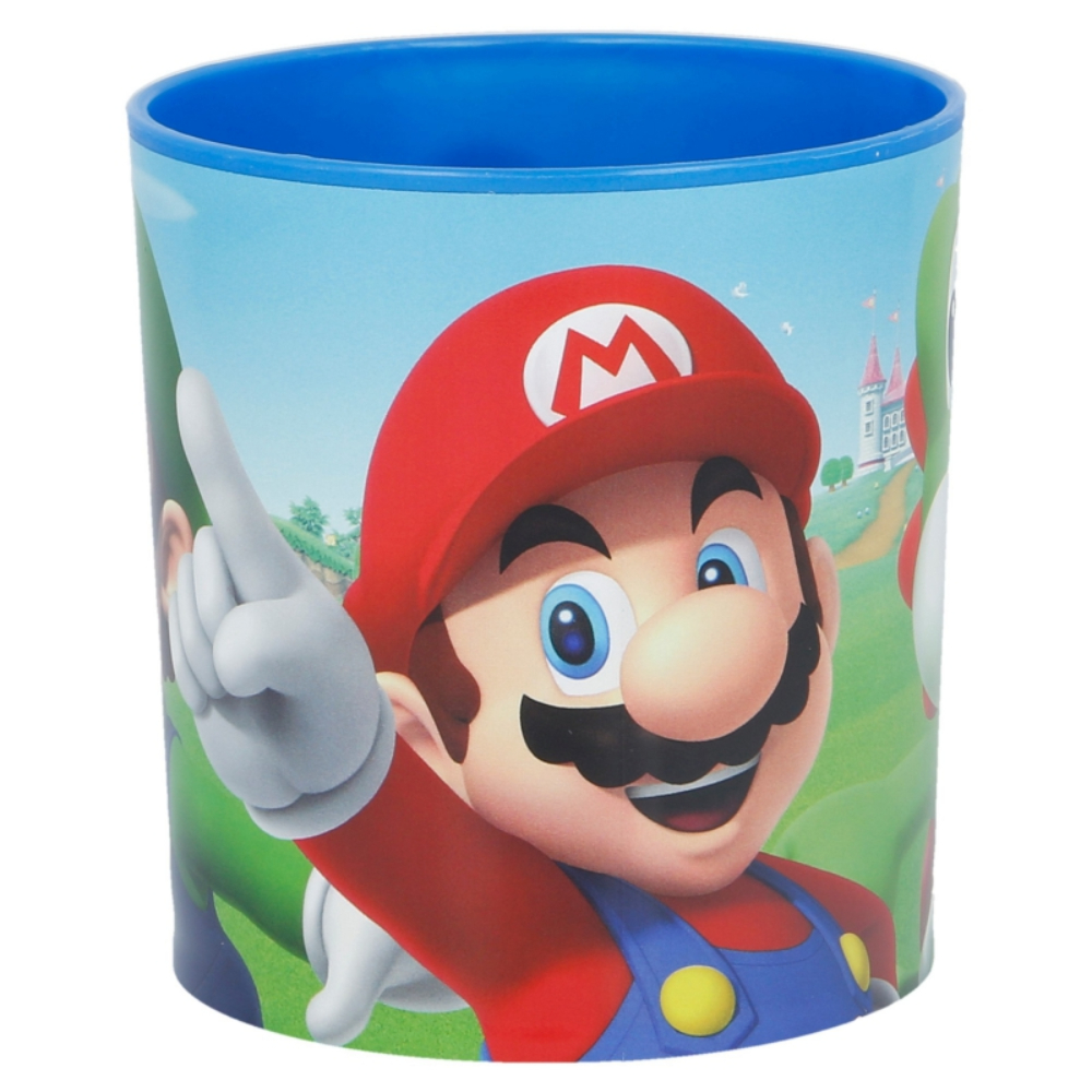 Una taza de plástico azul con Mario, Luigi y un fondo de cielo y castillo.