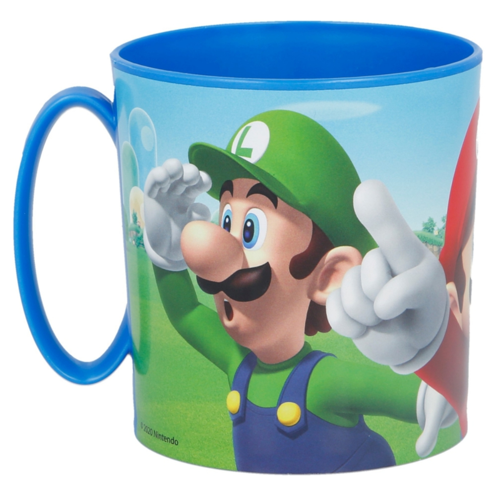 Una taza azul con personajes de dibujos animados de Luigi y Mario de la serie Mario.