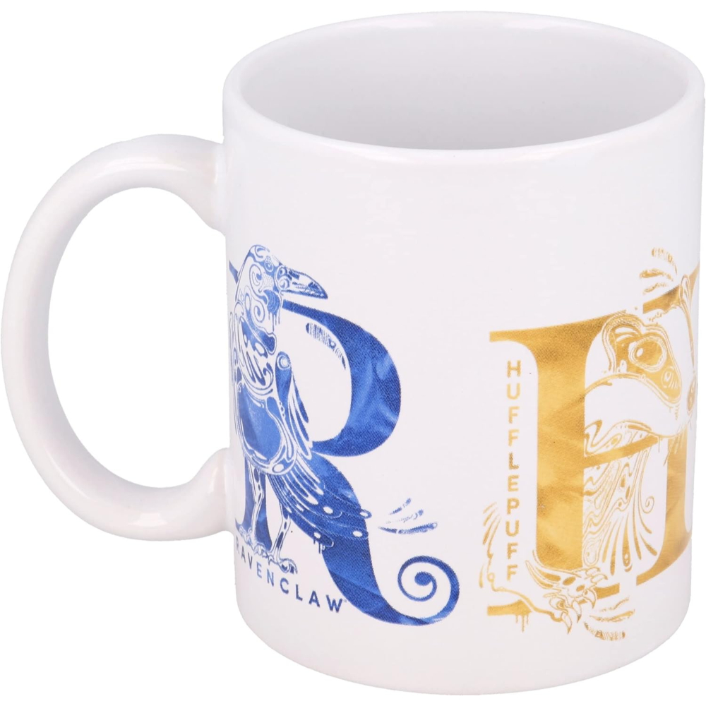 Una taza blanca con los símbolos de las casas Ravenclaw y Hufflepuff. La taza tiene un asa.