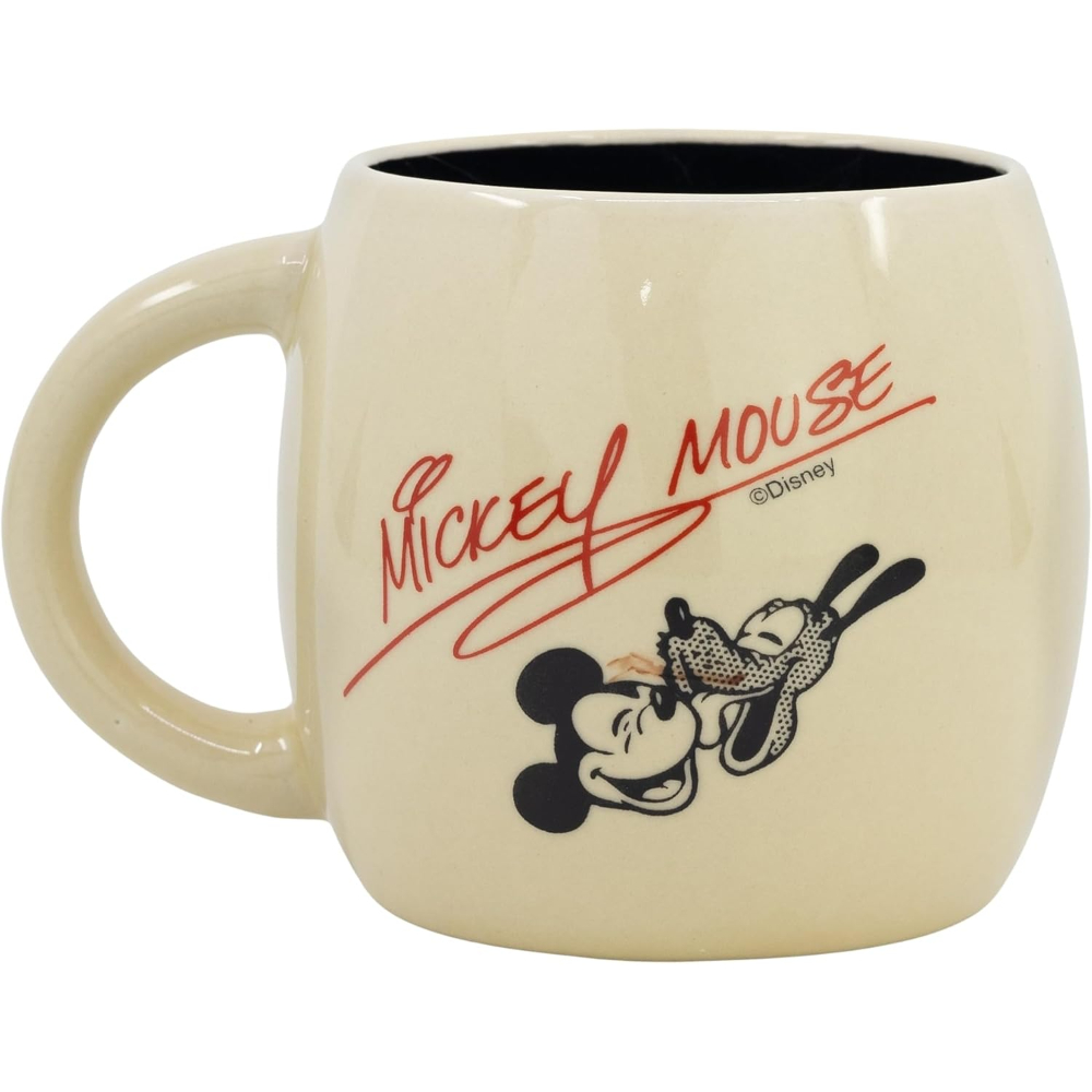 Taza crema con diseño de Mickey Mouse y Pluto. Texto rojo de Mickey Mouse. Borde interior negro.