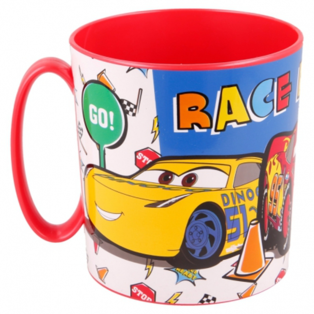 Ein Becher mit Cars-Charakteren. Roter Henkel und Rand.