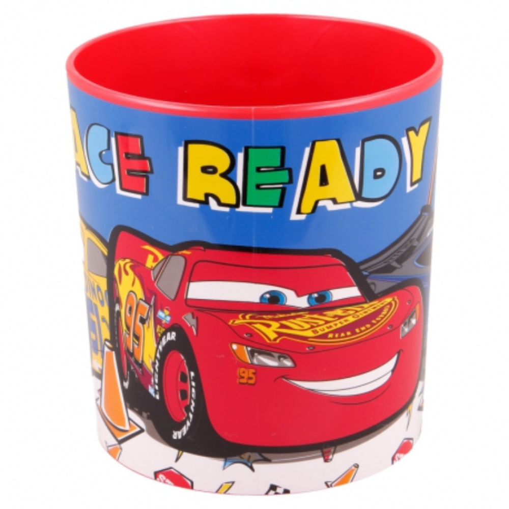 Roter Cars-Becher mit Lightning McQueen. Blauer Hintergrund mit 'RACE READY'-Text.