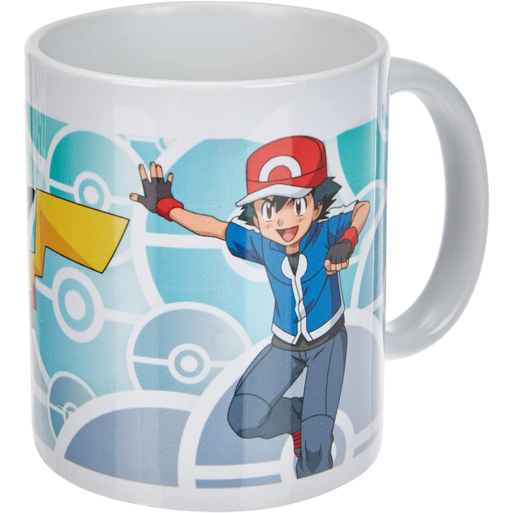 Eine weiße Tasse mit einem Cartoon-Bild von Ash Ketchum aus Pokemon.