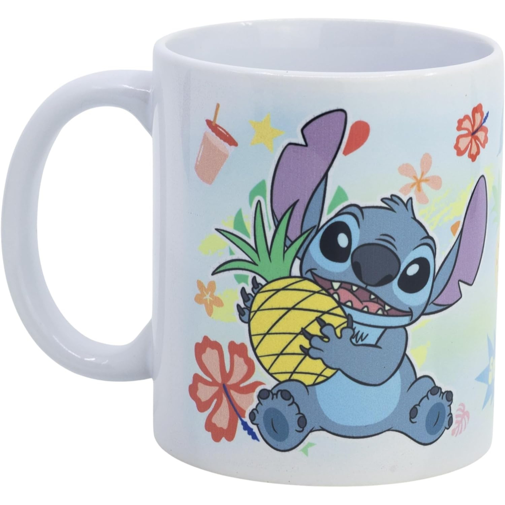 Una taza blanca con Stitch sosteniendo una piña, rodeado de flores y elementos tropicales.