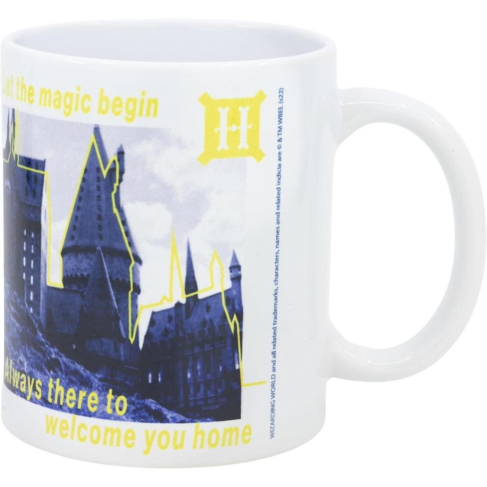 Taza blanca con escena del castillo de Hogwarts y texto, emblema amarillo.