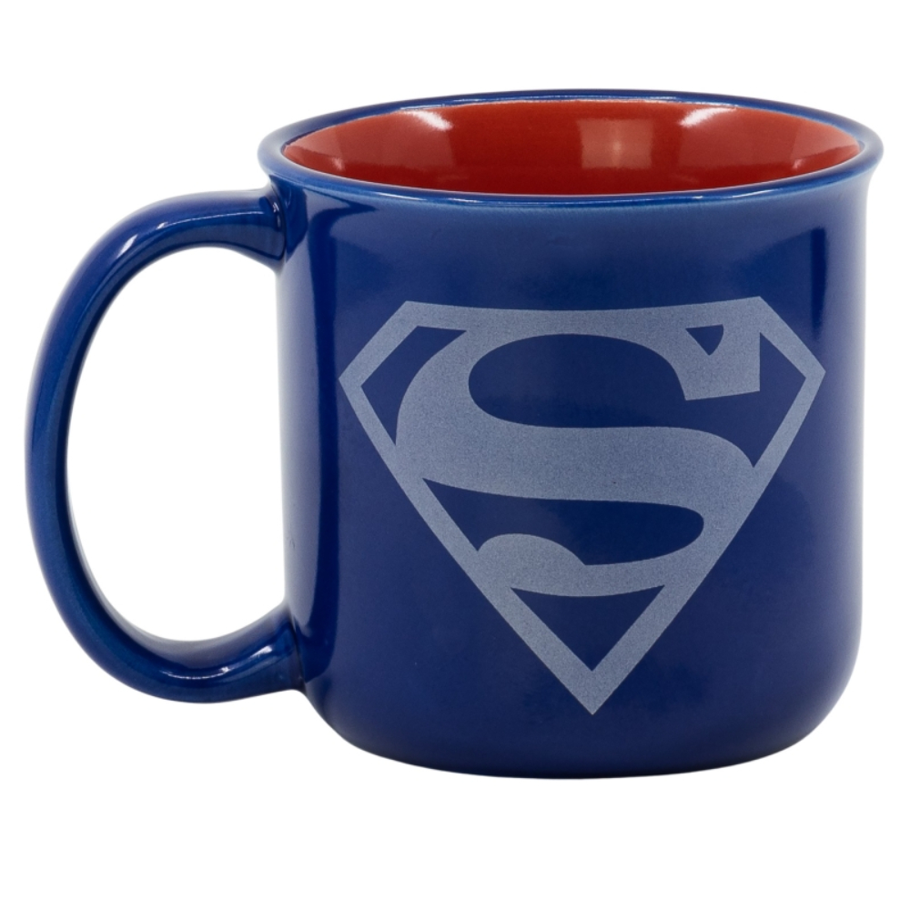 Taza azul con el logo de Superman. El interior es rojo.