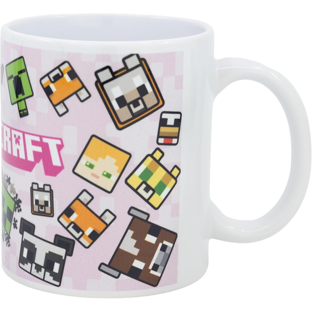 Taza blanca de Minecraft con varias ilustraciones de personajes del juego sobre un fondo rosa.