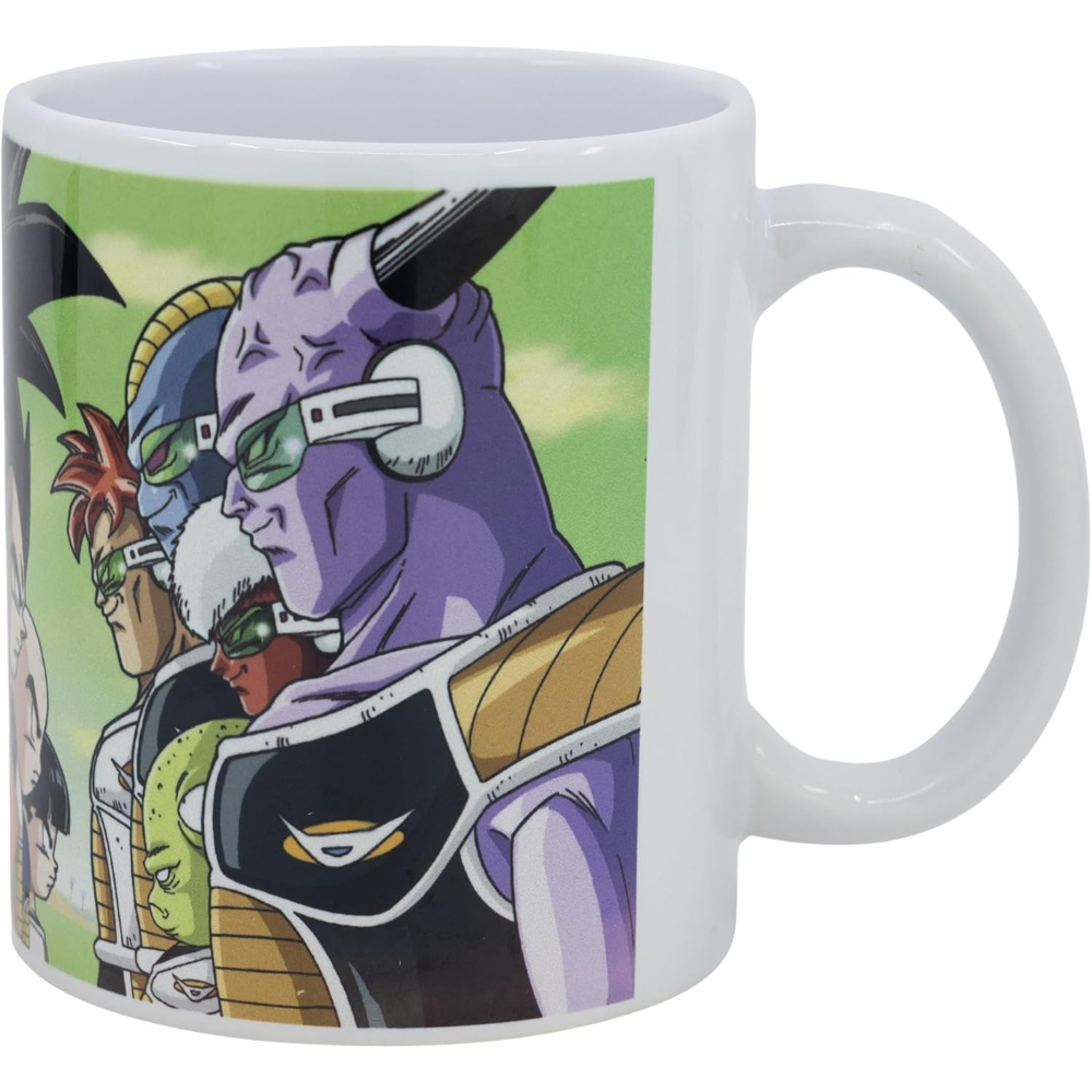 Taza blanca con personajes de Dragon Ball Z en fila; fondo verde y amarillo.
