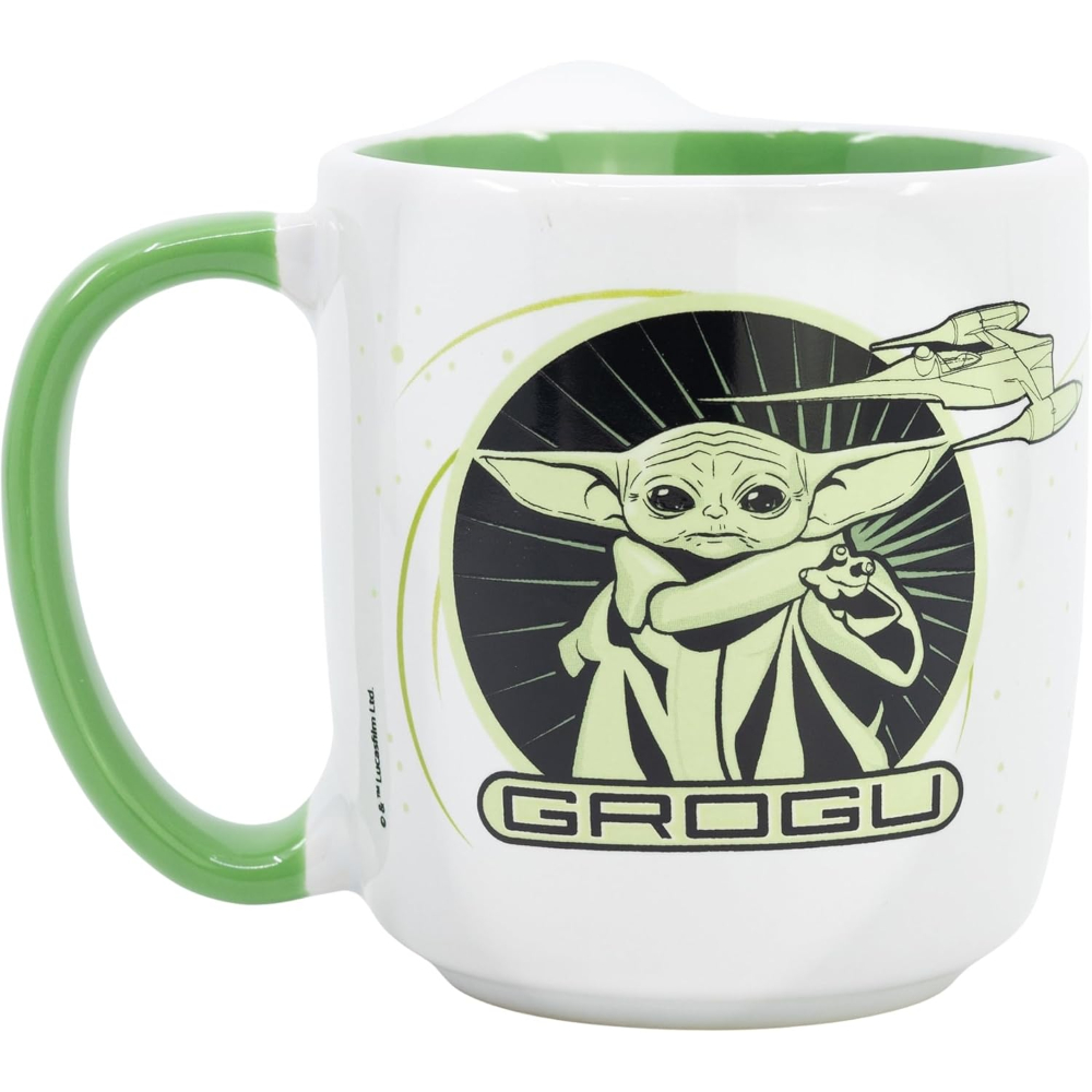 Taza de Grogu con imagen de Grogu, asa y interior verdes.