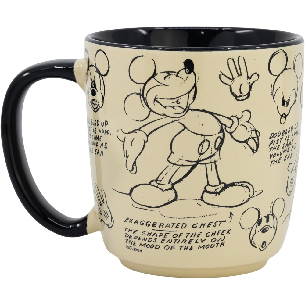 Una taza beige de Mickey Mouse con asa y borde negros, con bocetos de dibujos de Mickey.
