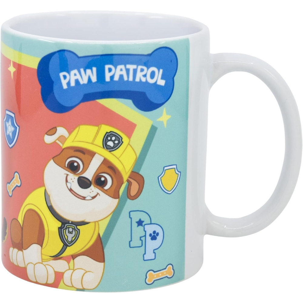 Una taza blanca con temática de Paw Patrol, con Rubble y el logo de Paw Patrol.