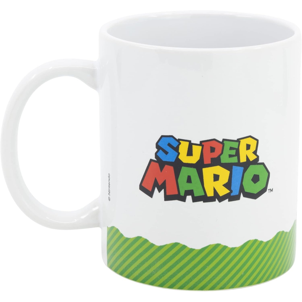 Taza blanca con logo de Super Mario y rayas verdes. Diseño clásico de videojuego.