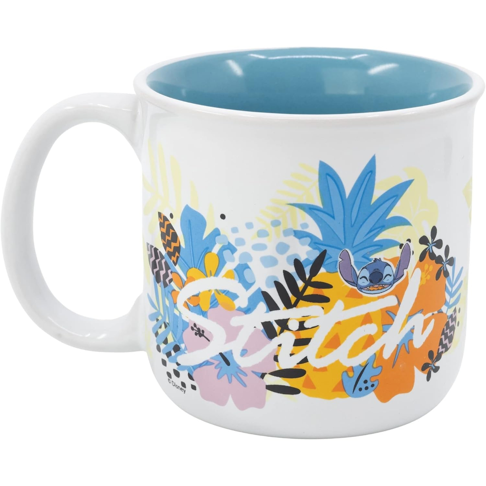 Taza blanca de Stitch con diseño floral e interior azul.