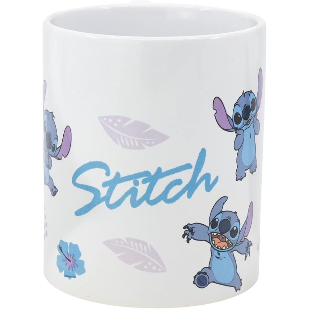 Taza blanca con ilustraciones de Stitch. Stitch se muestra en diferentes poses. La palabra 'Stitch' está escrita en azul.