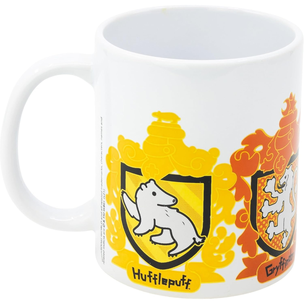 Taza blanca con escudos de las casas de Hogwarts: Hufflepuff y Gryffindor, con colores amarillo y rojo.