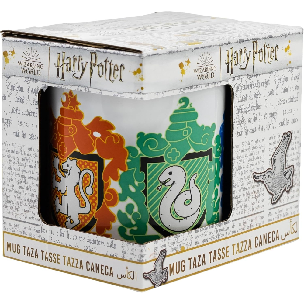 Taza de Harry Potter en caja, con escudos. La caja tiene texto en varios idiomas.