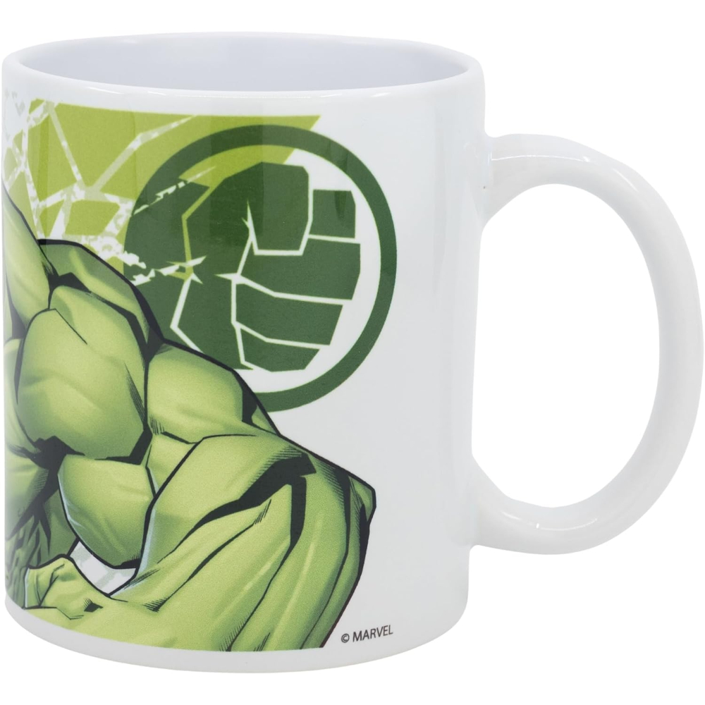 Una taza blanca con una imagen del brazo de Hulk y un logo de puño verde.