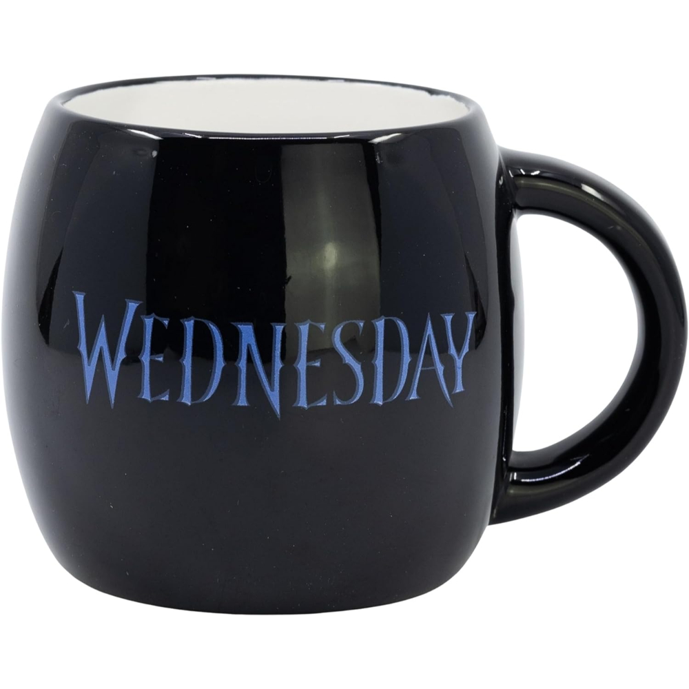 Una taza negra con la palabra WEDNESDAY en letras azules.