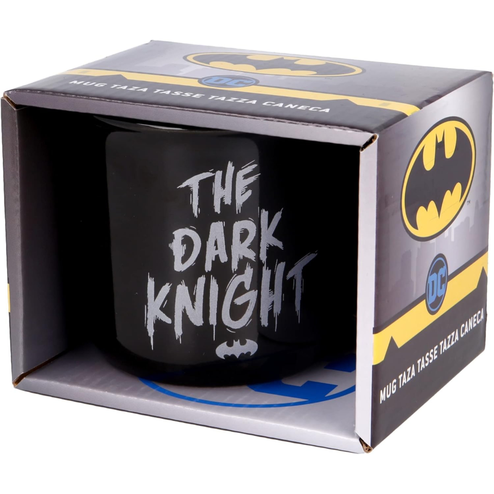 Taza negra en caja con 'The Dark Knight' y logo de Batman, sobre fondo blanco.